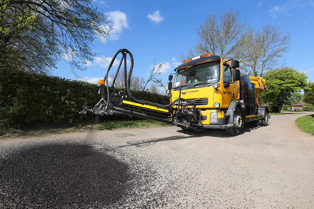 Machine fixes POTHOLES in TWO mins