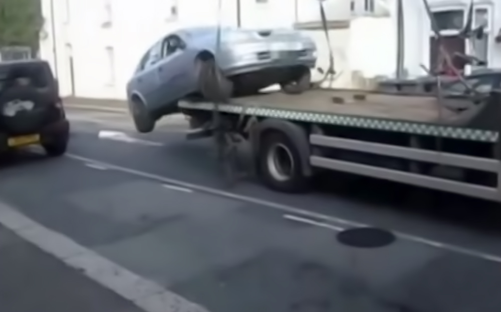 Vauxhall Atsra reverses off back of tow truck in Walthamstow