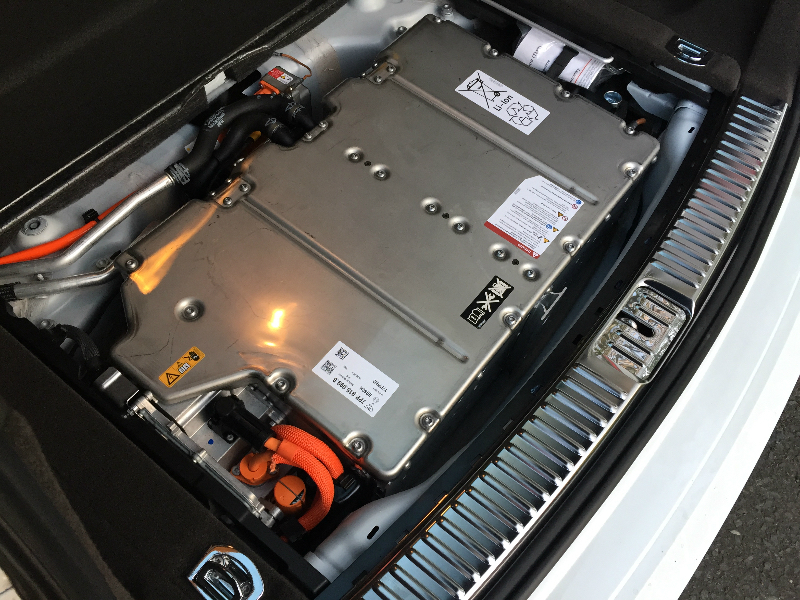 Battery in the boot of Porsche Cayenne S E-Hybrid