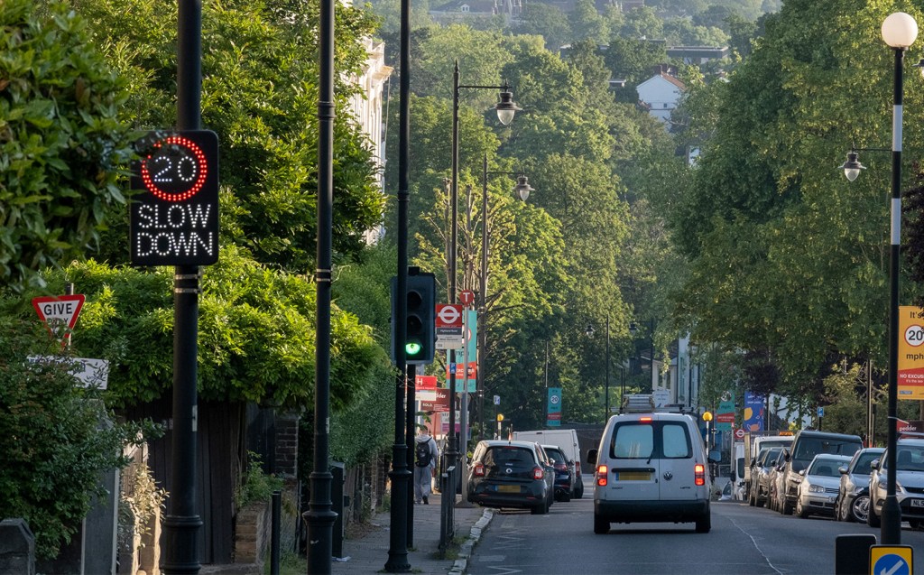 The government is being urged by leading road research experts to reduce the default national speed limit around towns from 30mph to 20mph in order to reduce road deaths and serious injuries.