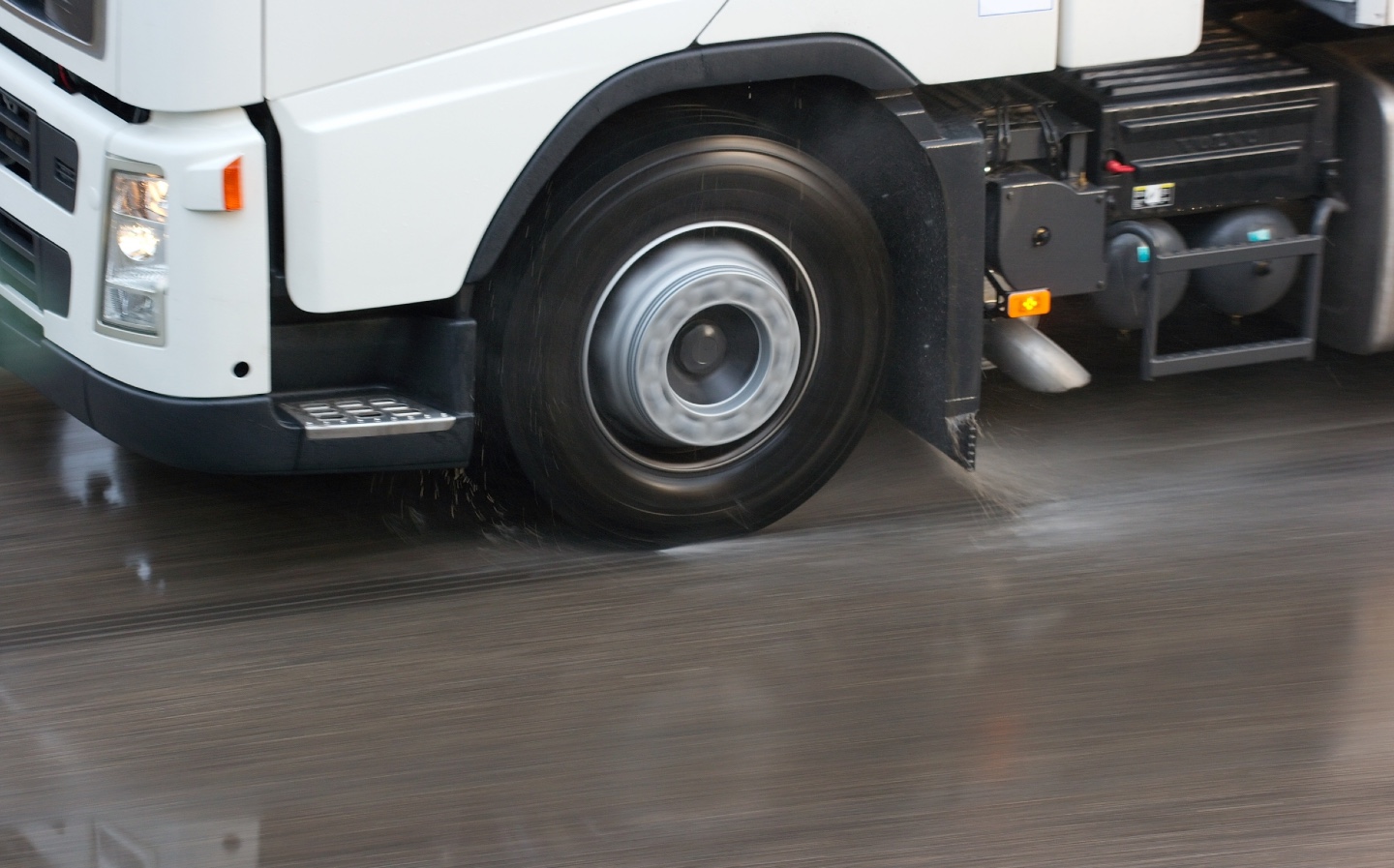 Lorry wheel driving