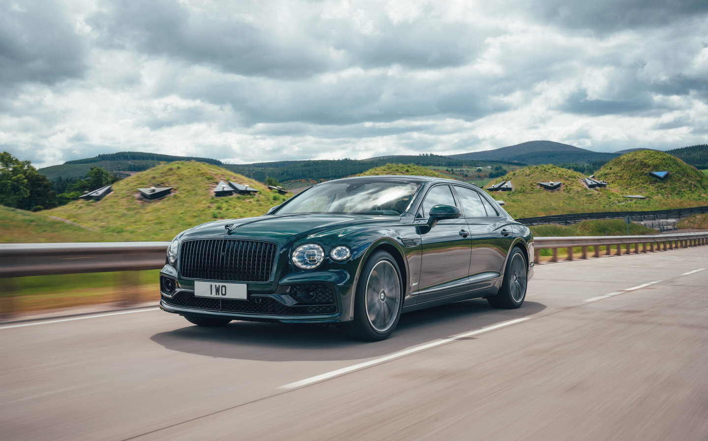 Bentley Flying Spur Hybrid driving