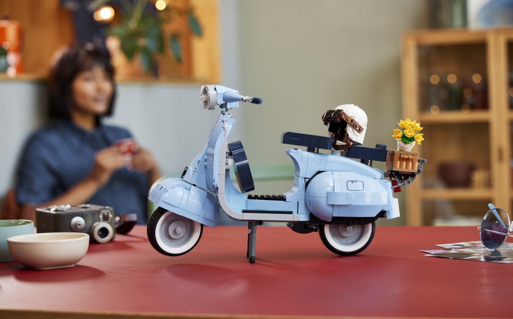 Lego makes a Vespa 125 scale model