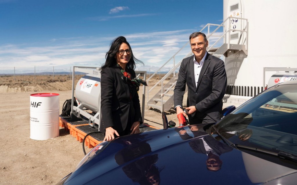 Barbara Frenkel, Member of the Executive Board for Procurement at Porsche AG, and Michael Steiner, Member of the Executive Board for Development and Research at Porsche AG, fuel a Porsche 911.