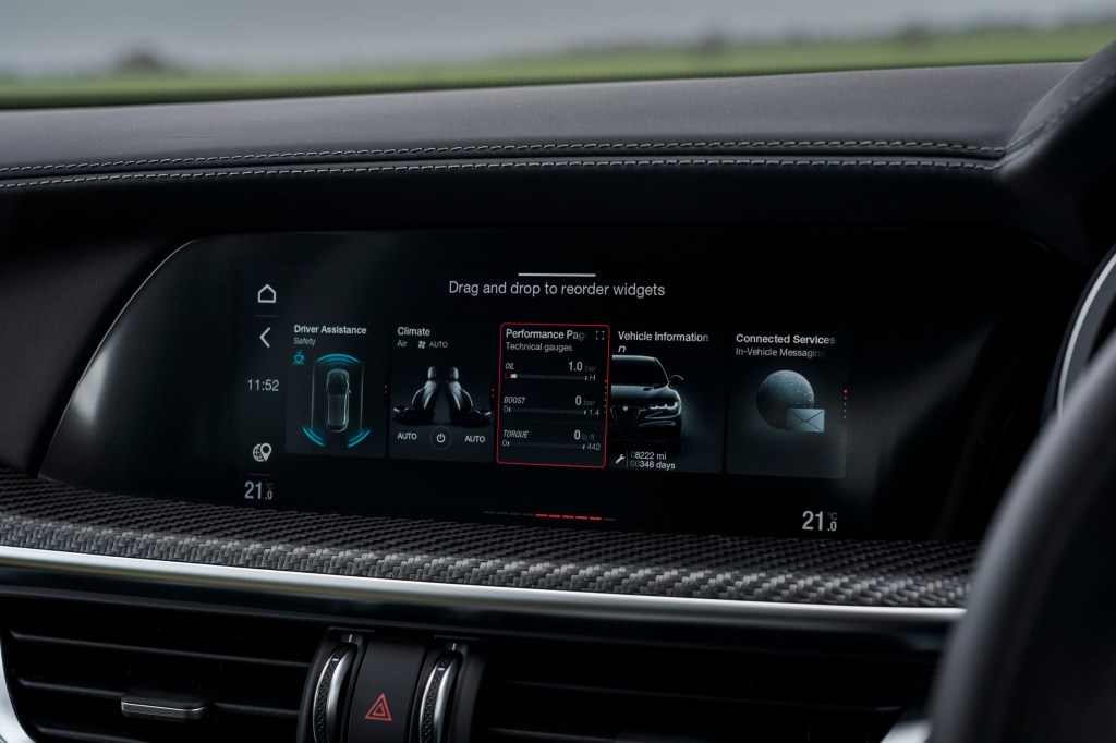 Alfa Romeo Stelvio Quadrifoglio 2024 touchscreen