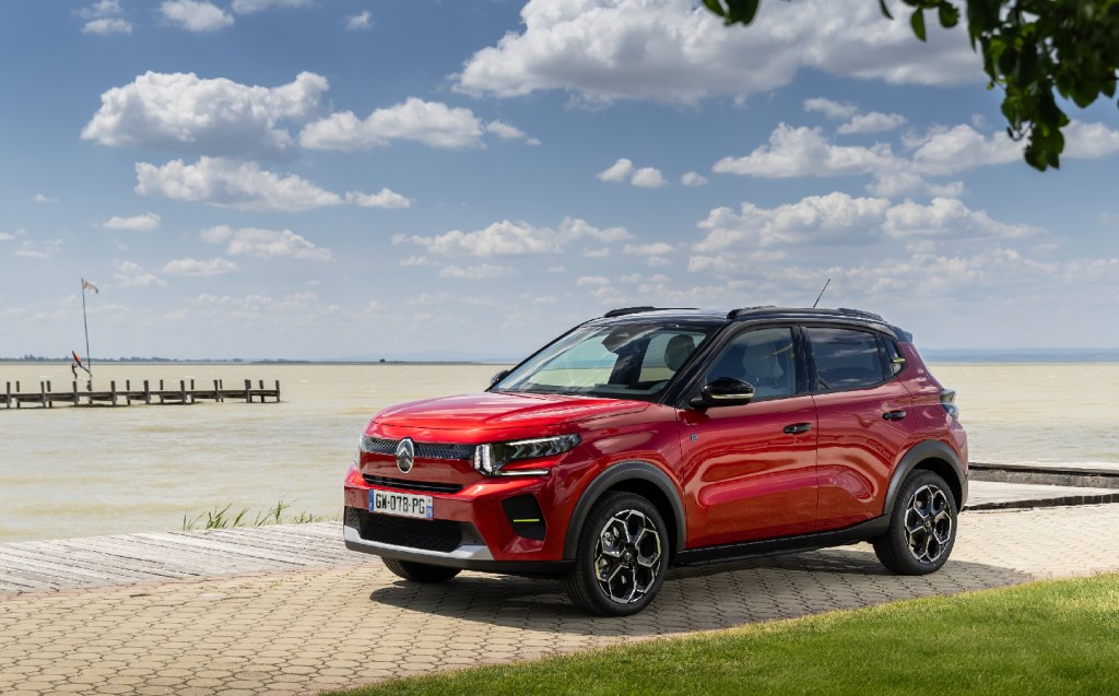 Citroën e-C3 static by lake